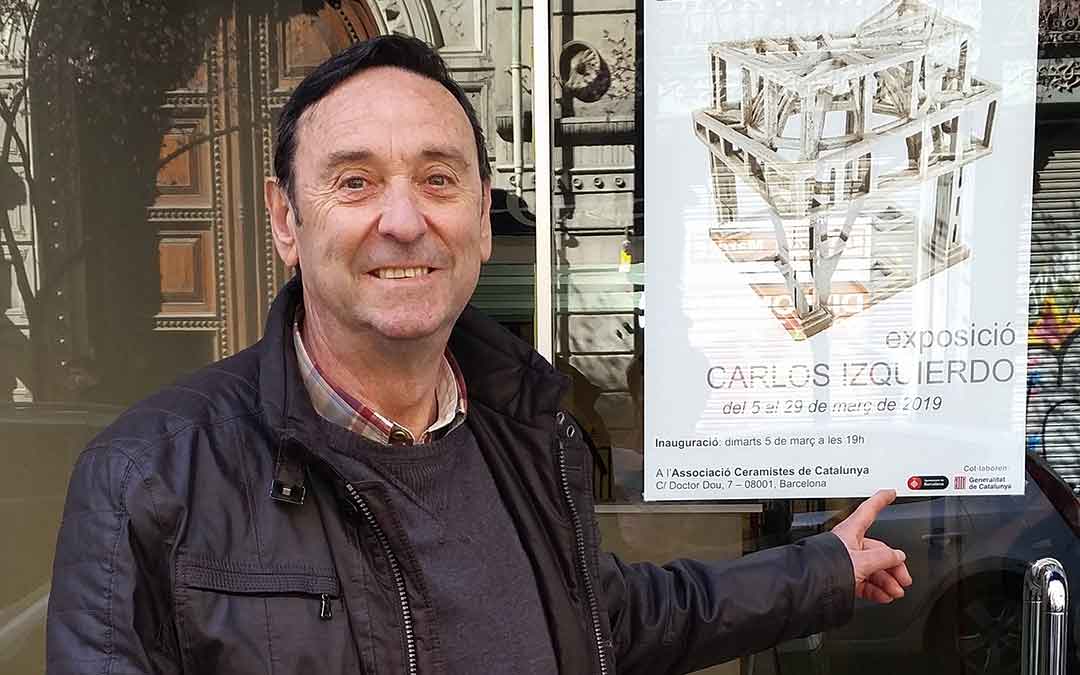 Carlos Izquierdo en la sala de la Asociación de Ceramistas de Cataluña de Barcelona durante una de sus exposiciones, en 2019.
