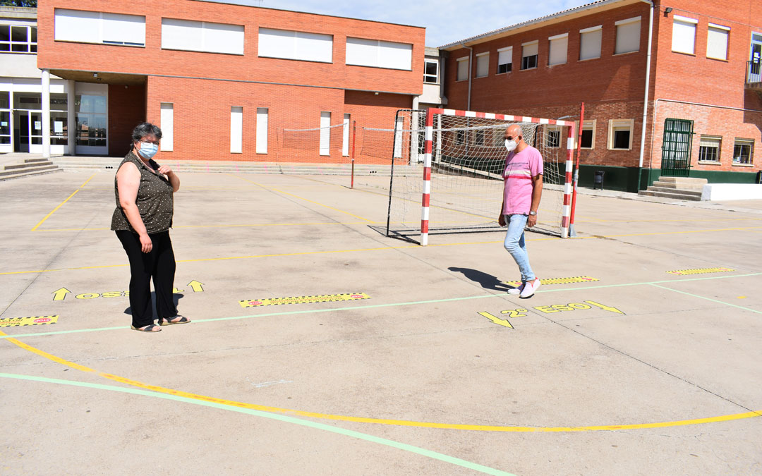 La jefa de estudios y el director del IES Mar de Aragón de Caspe, Montse Pi y Félix Cortés, en el patio del centro. La señalización horizontal delimita las zonas de recreo para guardar las medidas de separación ante el covid. / Laura Quílez