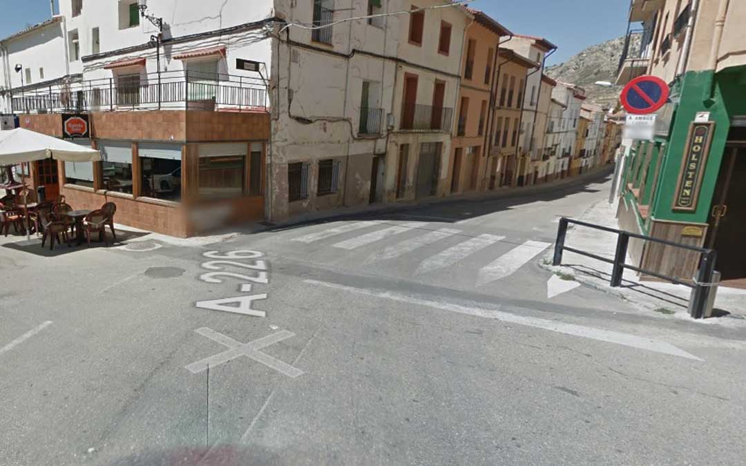 La travesía A-226 a su paso por Castellote junto a la plaza de España. / Google Street