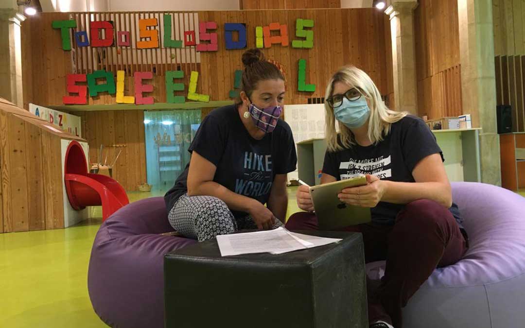María Gascón, Océano Atlántico; y la concejal Susana Mene preparando el programa de reapertura