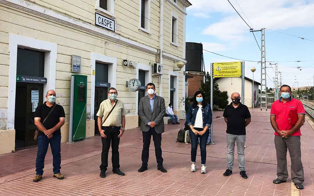 Representantes e integrantes de CHA Aragón, en la estación de tren de Caspe.