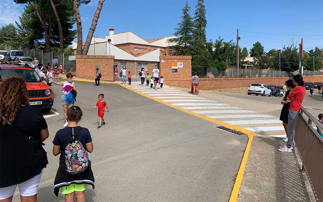 Salida de alumnos del colegio El Justicia de Aragón este lunes al mediodía / M. Quílez