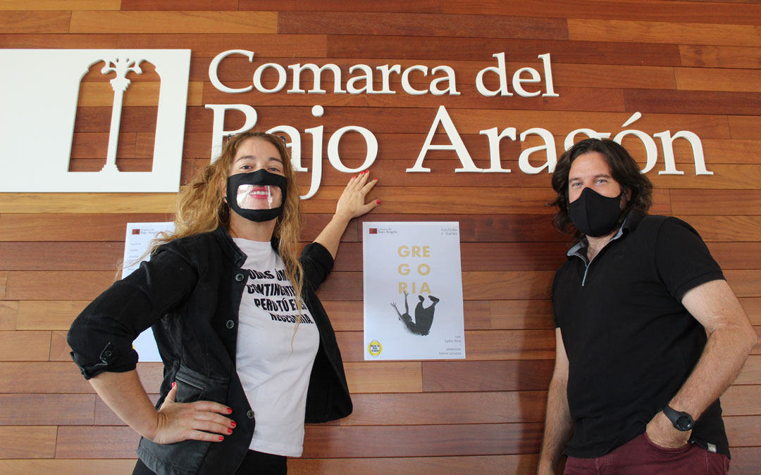 Sonia Lanuzza, directora de 'Gregoria', con el modelo de mascarilla que emplean en la escuela de teatro con el fin de facilitar la comunicación; y Jorge Abril, consejero delegado de Cultura de la Comarca del Bajo Aragón. / B. Severino