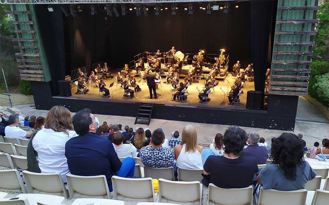 Concierto de la Unión Musical Nuestra Señora de Pueyos en el anfiteatro de Alcañiz./ J. Peñalver