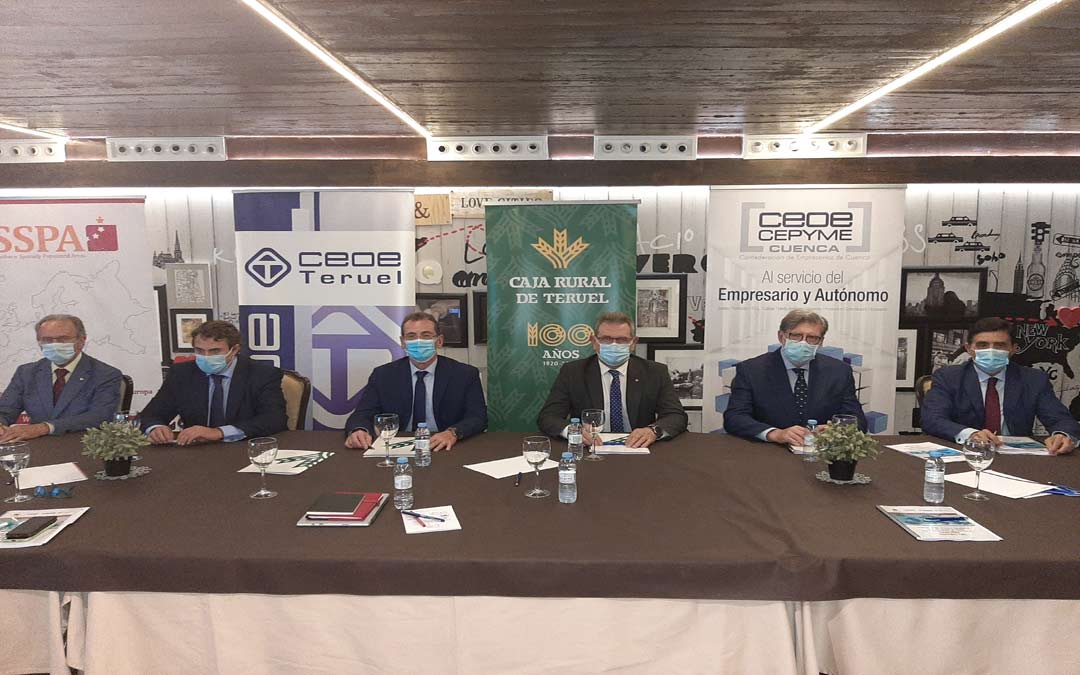 Firma del convenio de colaboración este jueves./LA COMARCA