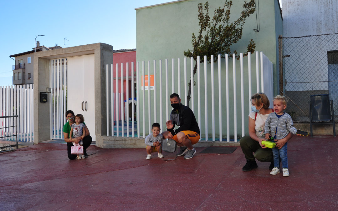 Sonrisas y llantos en el segundo día de inicio de la actividad en el aula de Cretas de ‘Sagalets’, la escuela infantil que gestiona la Comarca del Matarraña en nueve localidades. / Javier de Luna