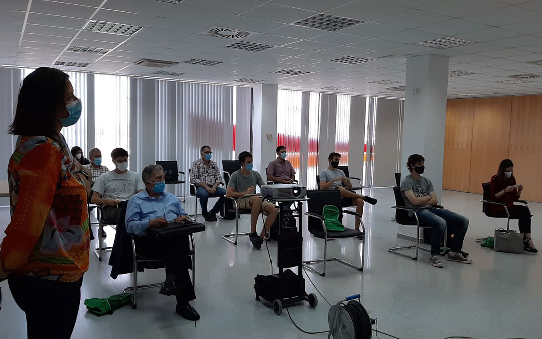 Alumnos del Curso Extraordinario de la Universidad de Zaragoza durante la mañana del jueves en las instalaciones de Motorland Aragón./