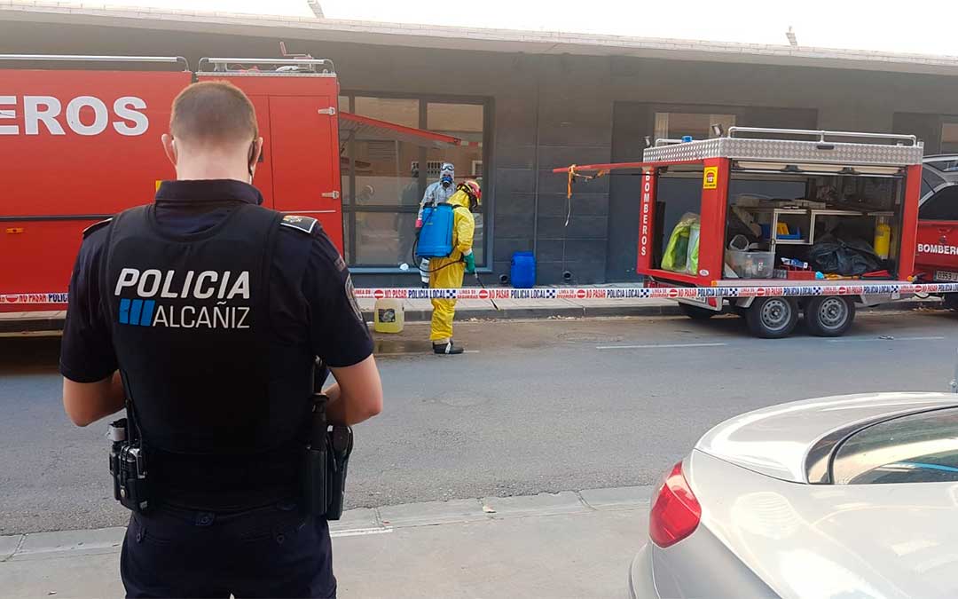 Los Bomberos de Alcañiz han desinfectado este domingo el edificio de viviendas tuteladas con el apoyo de la Policía Local