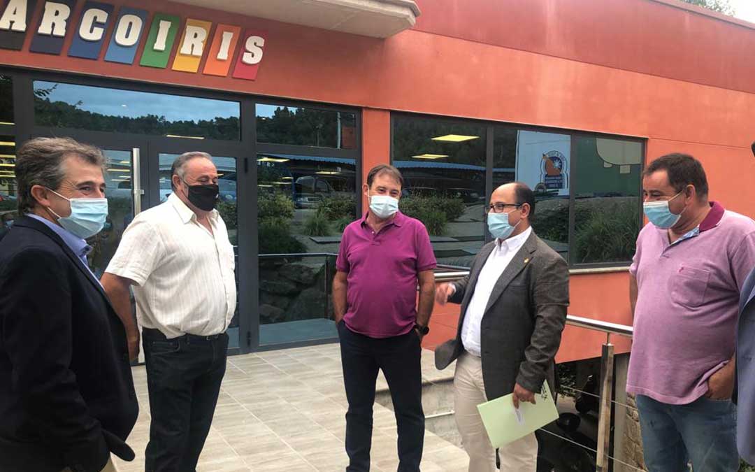 El presidente y el director de Grupo Arcoiris, Delfín Albesa y Juan José Moles, junto a varios alcaldes, recibieron a Izquierdo