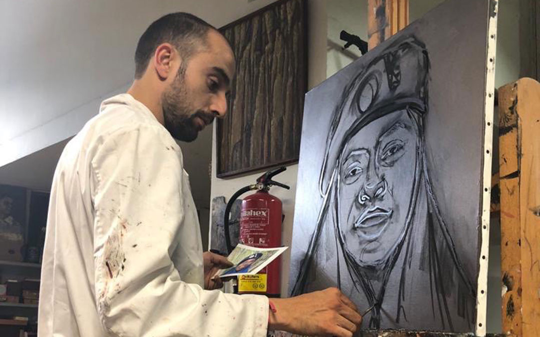 Carlos, en el estudio que fundó su abuelo dando forma a uno de sus retratos entre corrección y corrección a sus alumnos. / Estudio Cañada