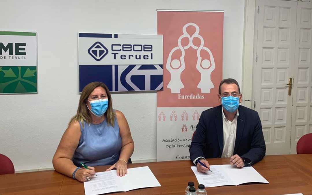 La presidenta de Enredadas, Elena Lluch junto al presidente de CEOE Teruel, Ángel Muela