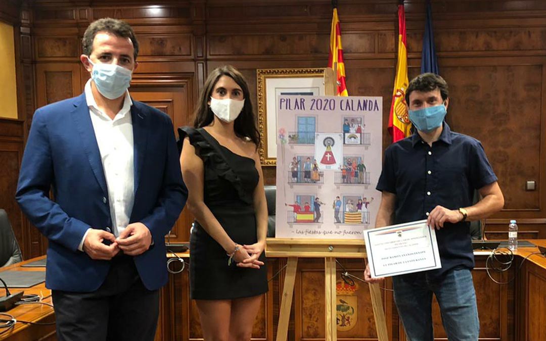 Entrega del premio al cartel ganador 'El Pilar de la Esperanza'./Casa de Cultura Calanda
