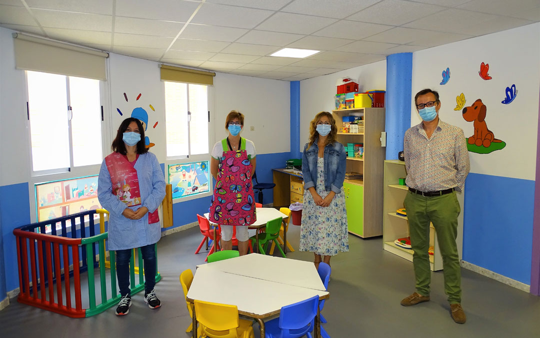 Los concejales, José Luis Guillén y Raquel Egea (dcha.), junto a dos técnicos de la escuela infantil en un aula renovada. / Ayto. Alcorisa
