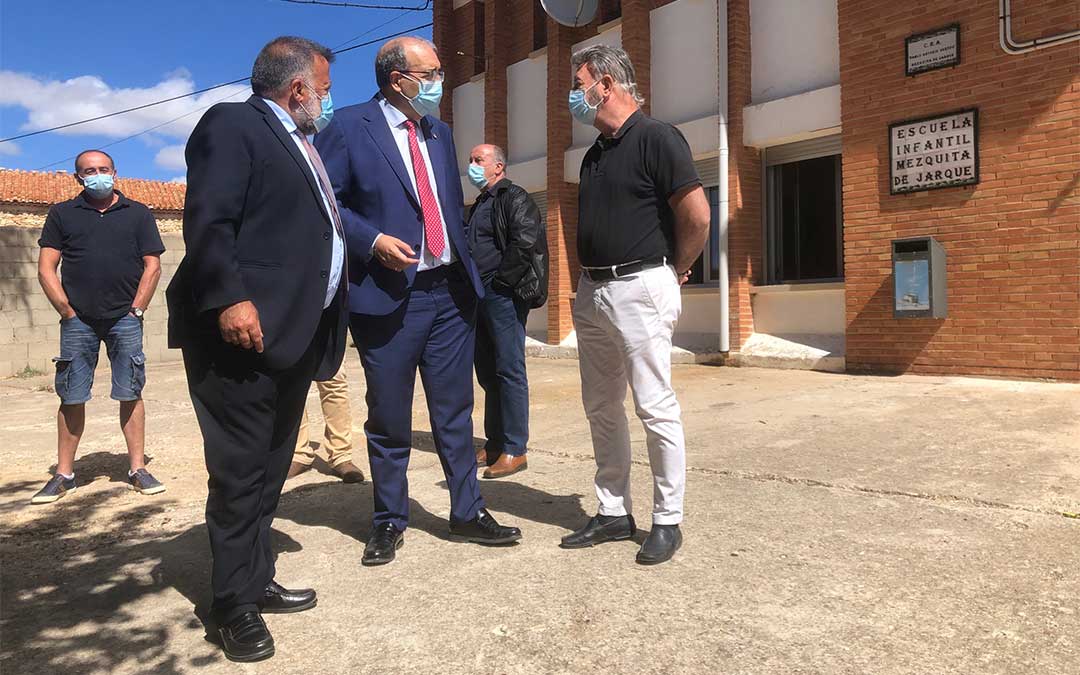 El presidente de la DPT ha visitado la escuela infantil en el inicio de curso, ejemplo del incremento de gastos de los ayuntamientos por la covid-19./ DPT