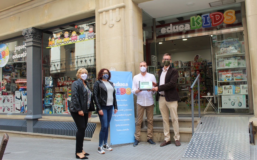 Carlos Timoneda recibe el premio Estrella Mudéjar, de José Luis Guillén, vicepresidente de la Asociación Comercio Provincial; arropados por la gerente y la presidenta de Alcañiz de Tiendas, Anabel González e Isabel Herrera. / B. Severino