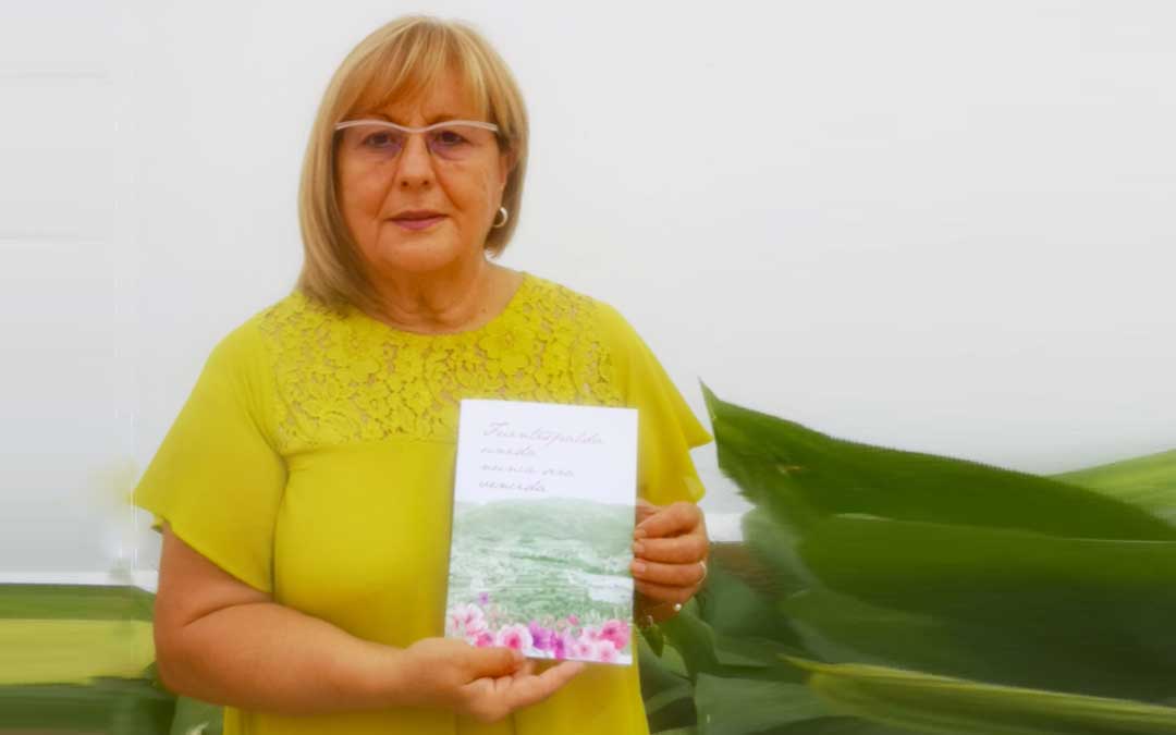 La alcaldesa Carmen Agud portando el libro 'Fuentespalda unida, nunca será vencida'.
