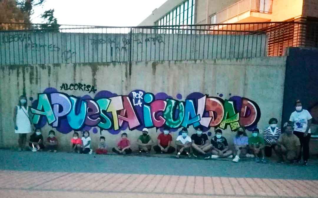 Jóvenes participantes con el graffiti terminado.