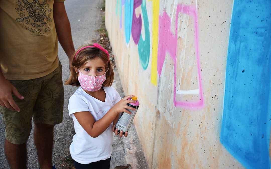 Una niña alcorisana dándole color a una de las letras.