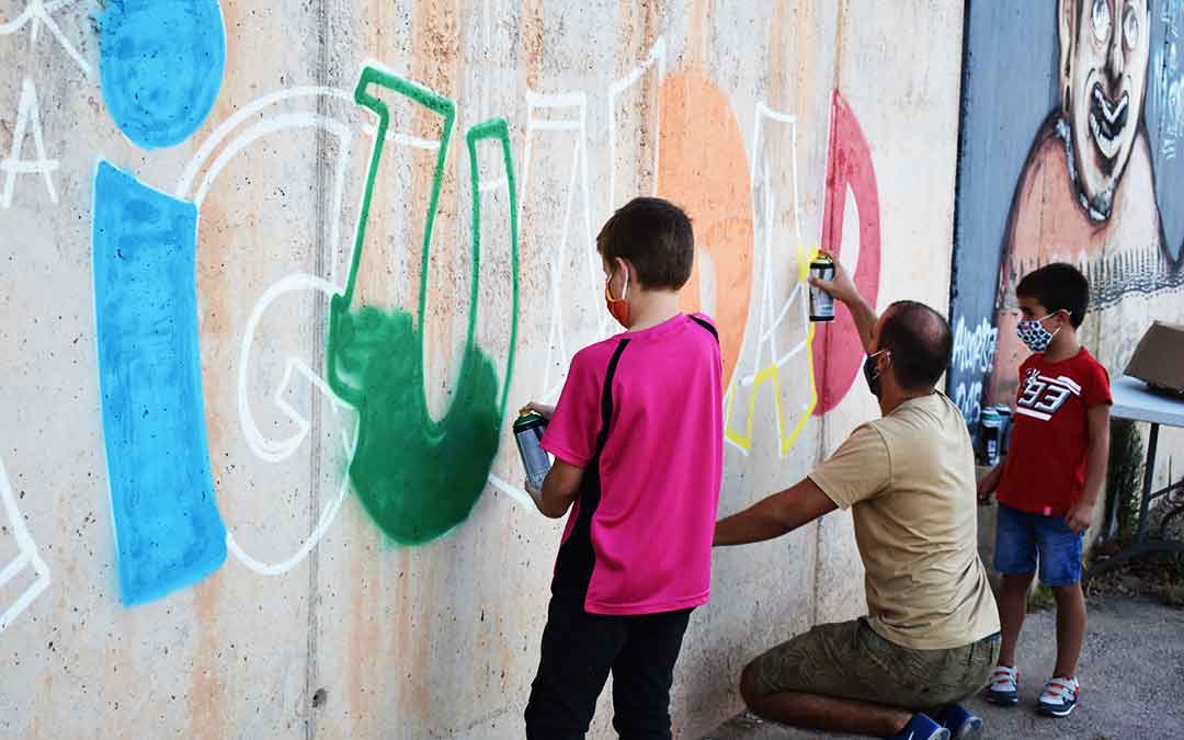 Dos jóvenes de Alcorisa participando en la actividad.