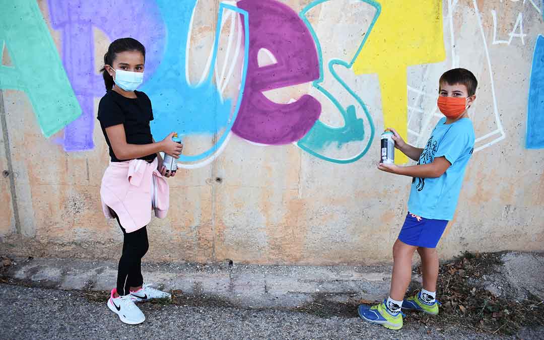 Dos jóvenes de Alcorisa participando en la actividad.