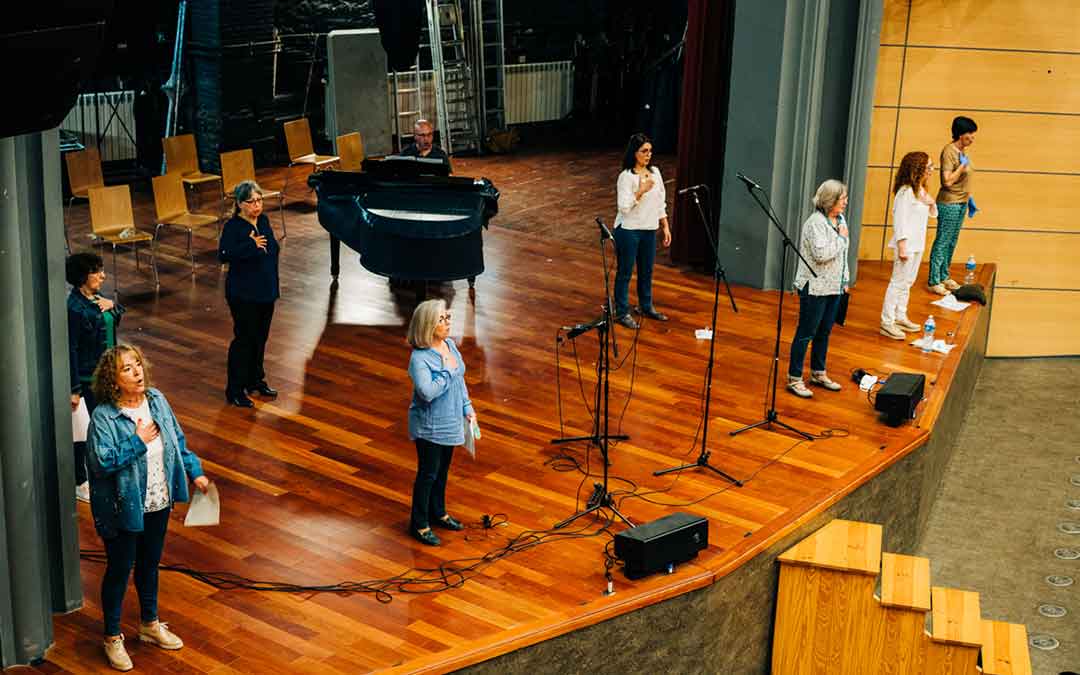Integrantes del Coro Ciudad de Caspe durante la actuación.