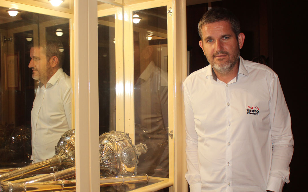El alcalde, Ignacio Urquizu, junto a las mazas de la ciudad, de finales del siglo XIX, que portan los maceros en los actos públicos acompañando a la corporación municipal de Alcañiz y que estas fiestas no saldrán de la Casa Consistorial / L. Castel