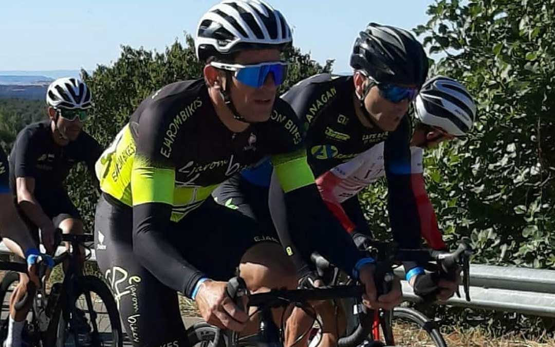 Iván Romero en pleno esfuerzo en la prueba en ruta del Campeonato de Aragón de ciclismo