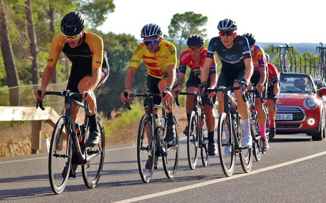 Iván Romero el segundo del grupo con maillot amarillo en la disputa de la prueba en línea