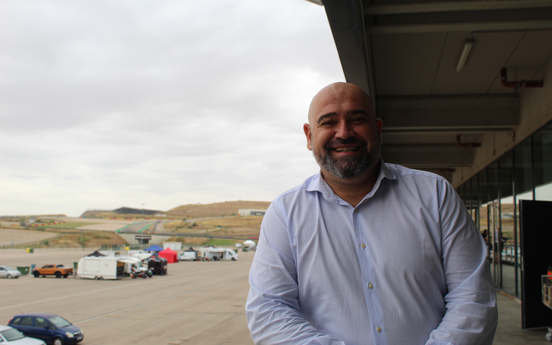 El periodista Javier Matallanas en una de las terrazas de Motorland Aragón. / B. Severino
