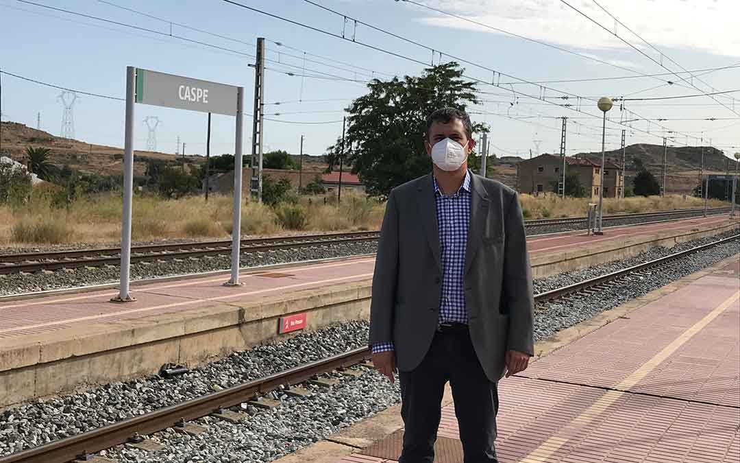 El presidente de CHA Aragón, Joaquín Palacín, en la estación de tren de Caspe.