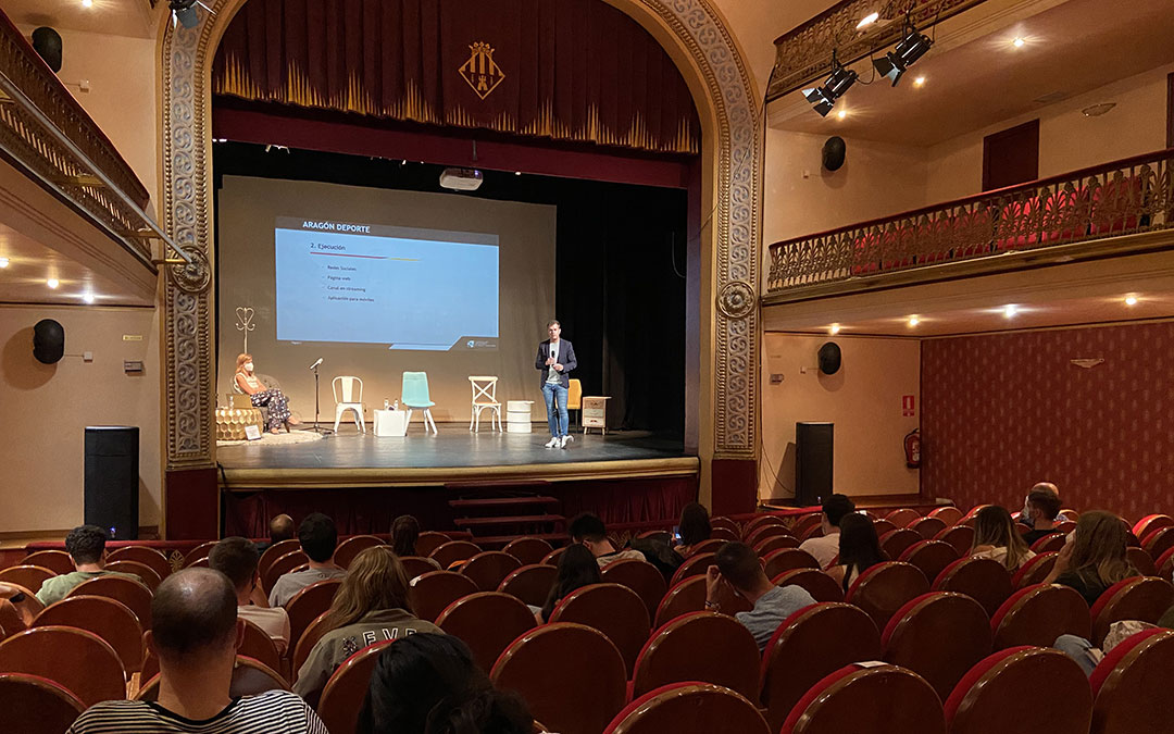 Jorge San Martín durante su ponencia sobre la estrategia de Aragón Deporte./ A.M.