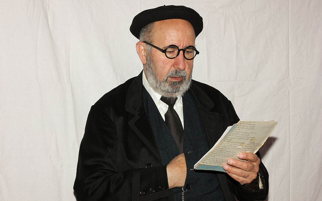 José Miguel Marín, vecino de Mirambel que este verano ha encarnado a Pío Baroja durante las visitas teatralizadas./ Archivo José Miguel Marín