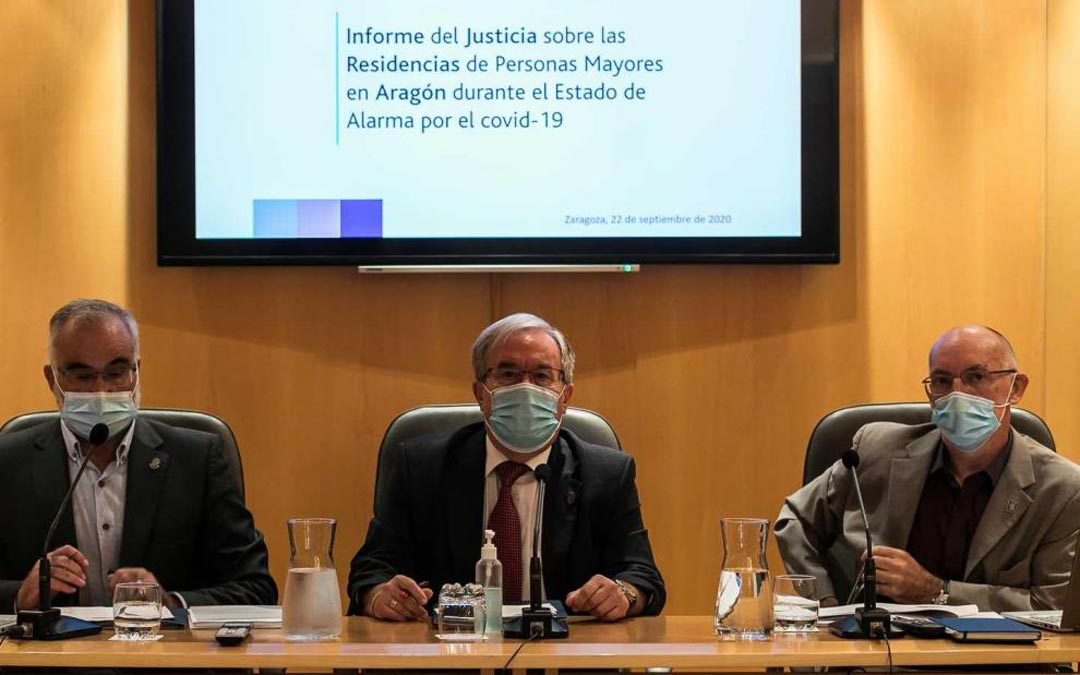 De izquierda a derecha, Javier Hernández, Ángel Dolado y Andrés Esteban, en la sede del Justicia de Aragón./José Miguel Marco HERALDO