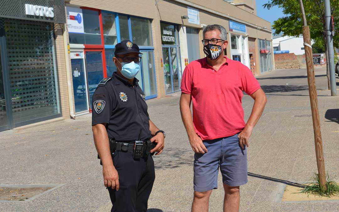 El jefe de la Policía Local, Pedro Obón; y el concejal de Seguridad Ciudadana, Kiko Lahoz; en la carretera Zaragoza