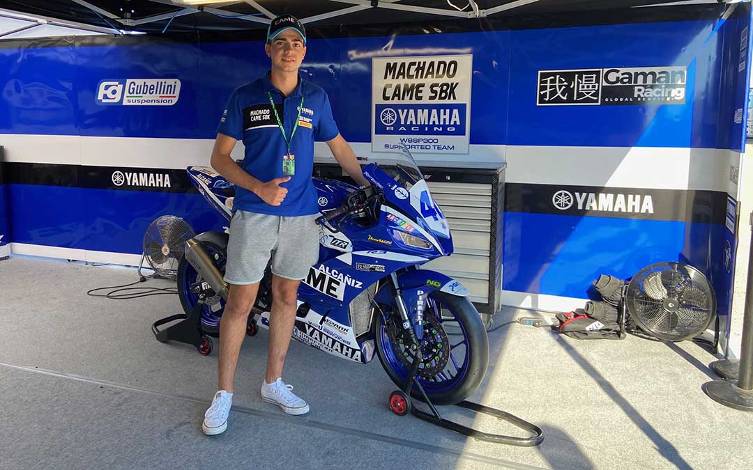 Marcos Lahoz con su moto el sábado por la mañana en Motorland./ A.M.