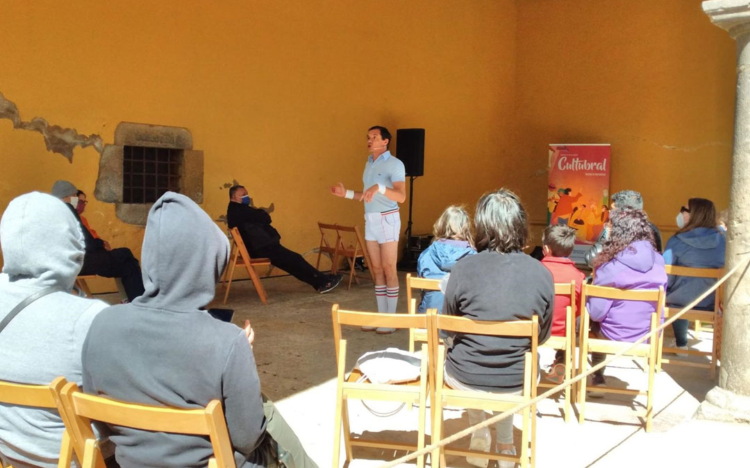 Rafa Maza, metido en el personaje de 'Solo Fabiolo' en su actuación en Mirambel con Cultubral. / DPT