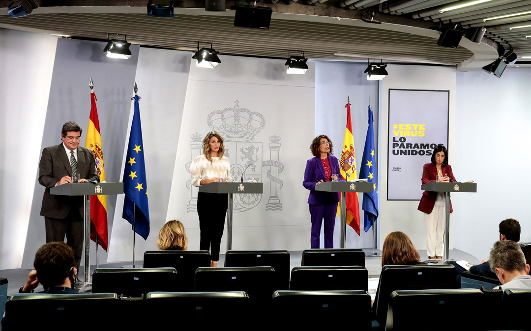 Las ministras Yolanda Díaz, Mª Jesús Montero, Carolina Darias y el ministro, José Luis Escriva, en rueda de prensa. / Pool Moncloa/JM Cuadrado