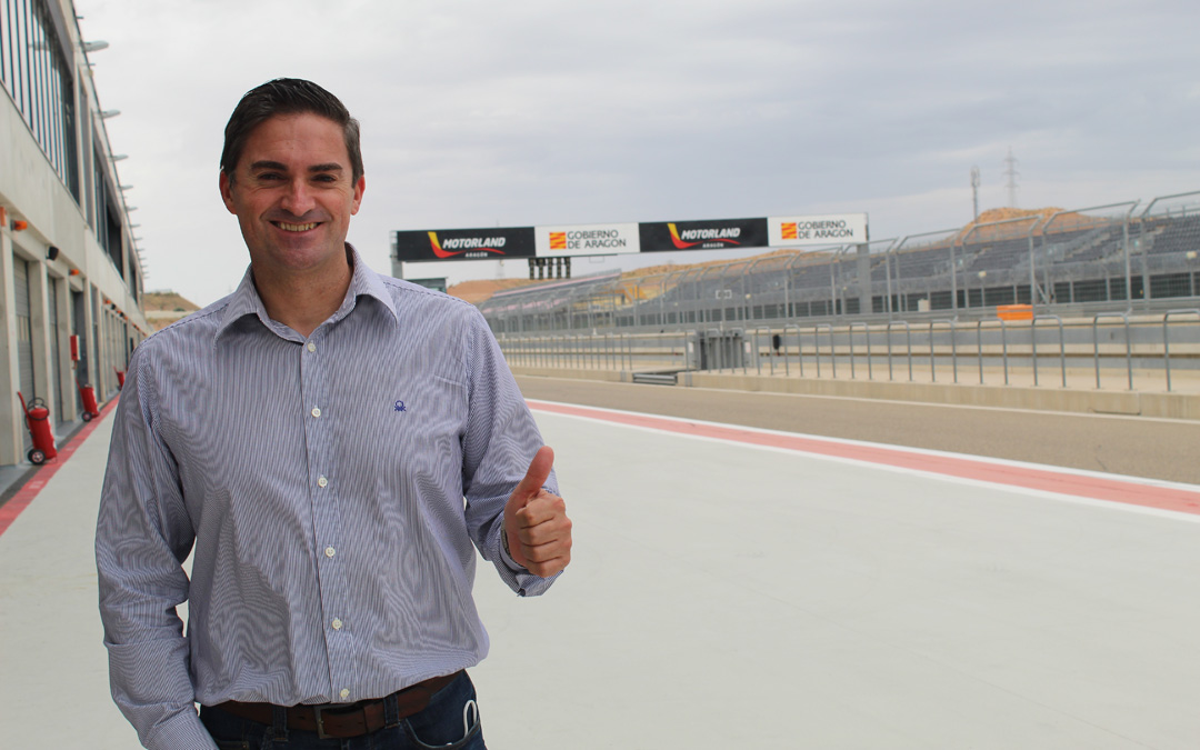El periodista turolense Óscar Langa en Motorland Aragón, un circuito que se conoce muy bien. / B. Severino
