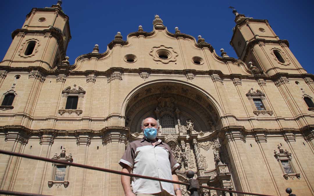 Pablo Roda, párroco de Alcañiz, junto a la Ex-Colegiata Santa María la Mayor./Laura Alejos