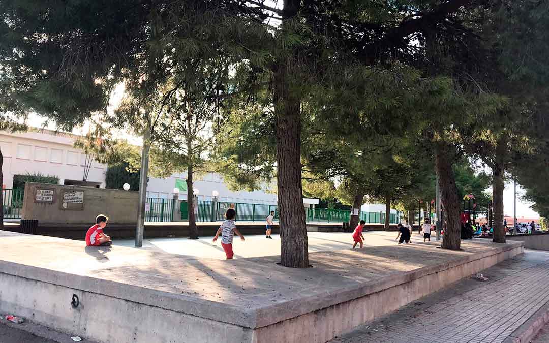 Niños en un parque de Caspe, cercano al colegio Alejo Lorén, el primer día que abrieron después de seis meses.