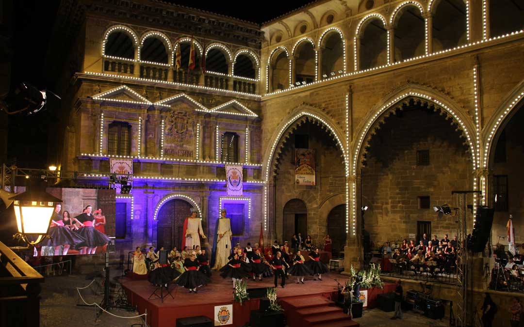 La escuela de jota de José Antonio Pedrós actuando en la presentación de las Reinas de Alcañiz./L. Alejos