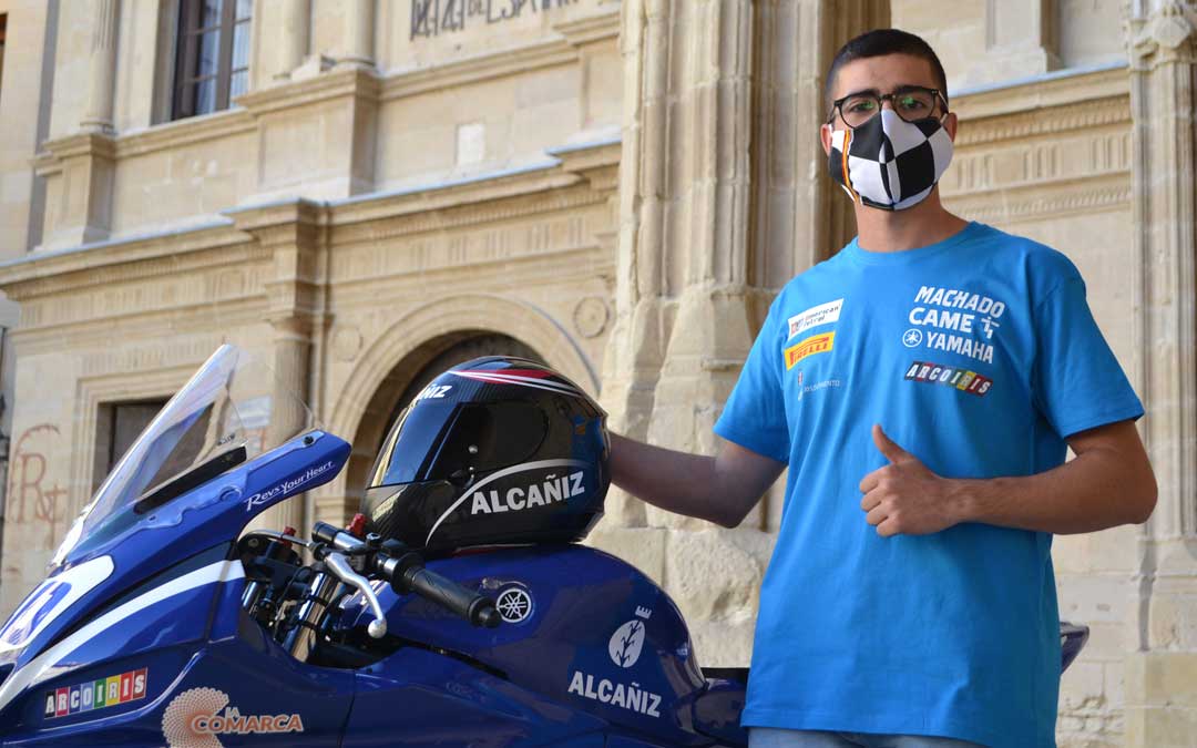 Marcos Lahoz junto a la Yamaha en la presentación que tuvo lugar el pasado miércoles
