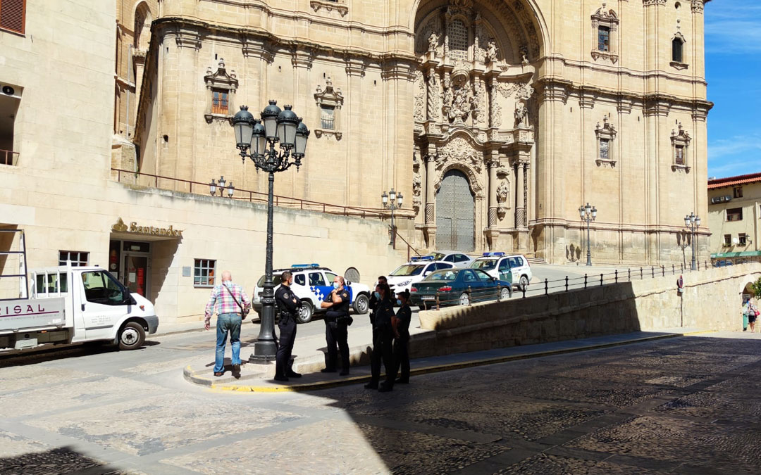 Policía Local y Guardia Civil este martes controlando la zona de la plaza España y alrededores / A. Gracia