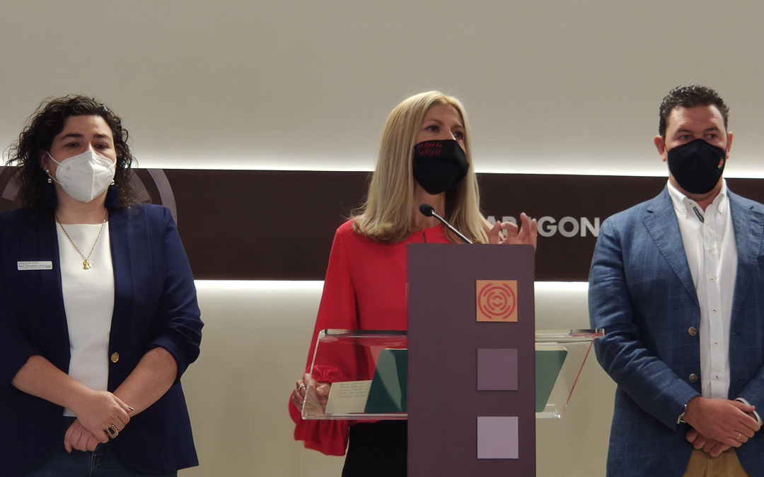 Isabel Arnas, alcaldesa de Albalate; Mar Vaquero, portavoz Institucional PP en las Cortes e Ignacio Herrero, alcalde de llueca. / PP Cortes