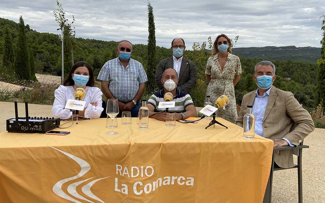 Invitados al programa especial de Radio La Comarca emitido desde los exteriores de la Torre del Marqués./ L.C.