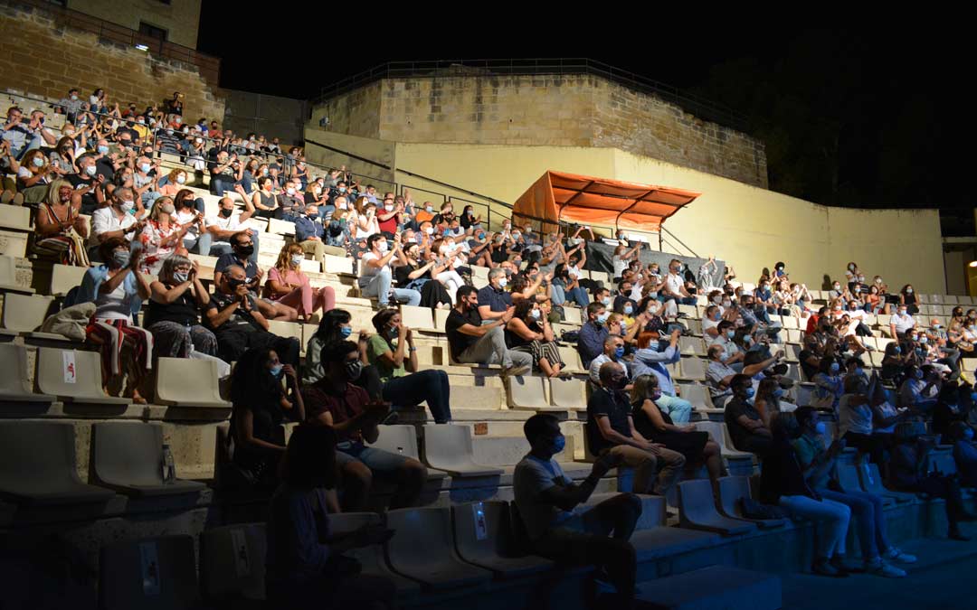 El público alcañizano disfrutando del concierto de Mikel Erentxun./I.M.