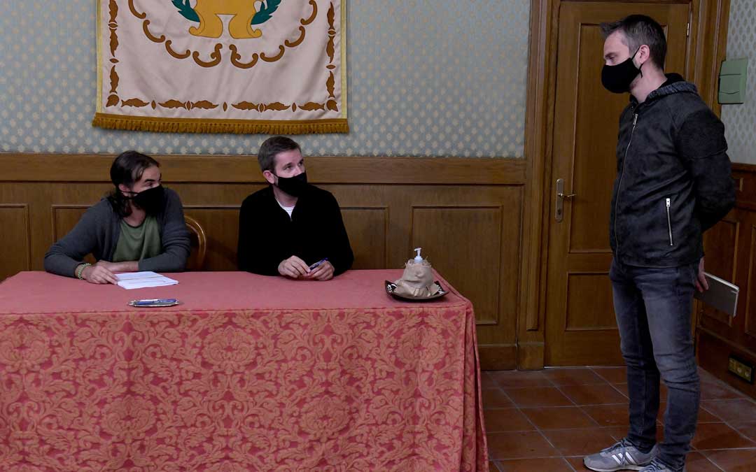 Los firmantes Ivorra y Urquizu y el director de obra, José Ángel Gil / Ayto. Alcañiz
