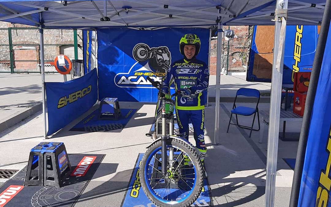 El valderrobrense Sergio Puyo junto a su motocicleta Sherco en Ripoll.