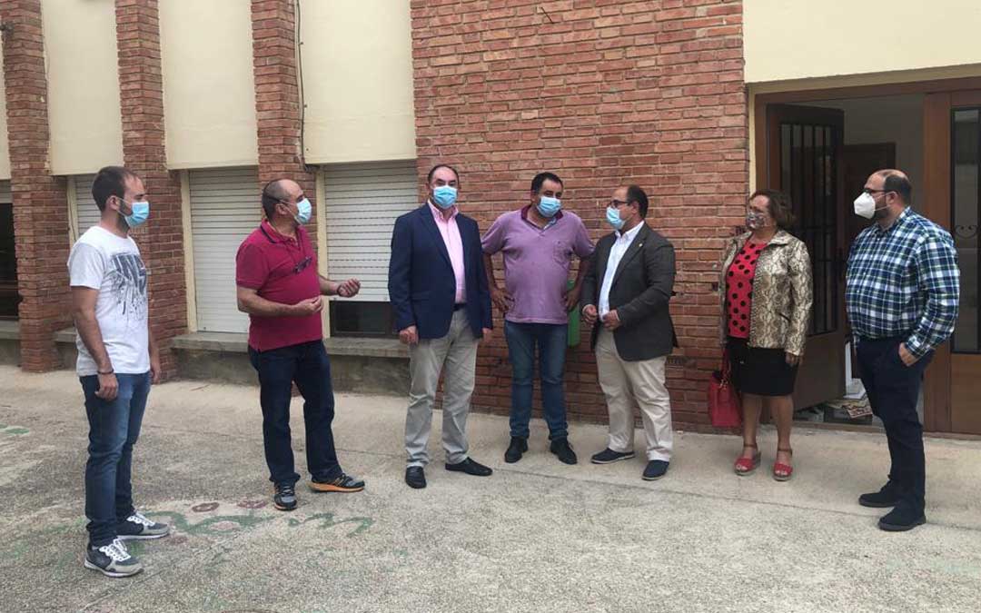 El alcalde de Ráfales, varios concejales y alcaldes de otros municipios como Lledó Y Valdeltormo recibieron a Alberto Izquierdo y al delegado de DGA en Teruel
