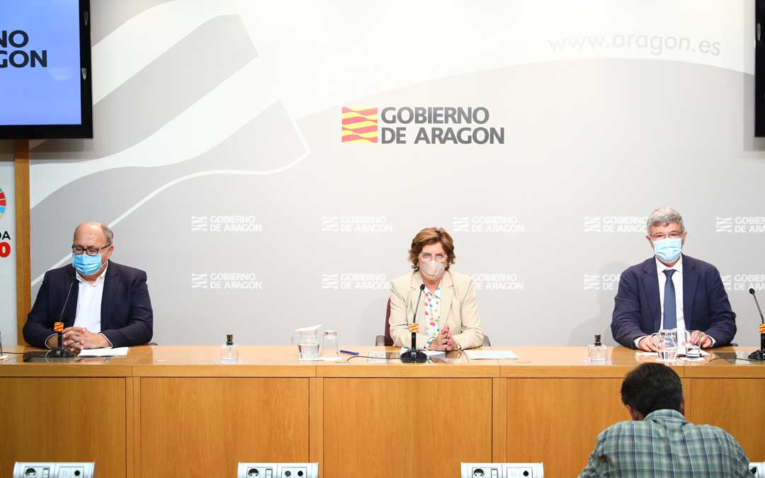 En su comparecencia ante los medios de comunicación María Victoria Broto ha estado acompañada por el secretario general técnico del Departamento, José Antonio Jiménez, y el gerente del Instituto Aragonés de Servicios Sociales (IASS), Joaquin Santos / DGA